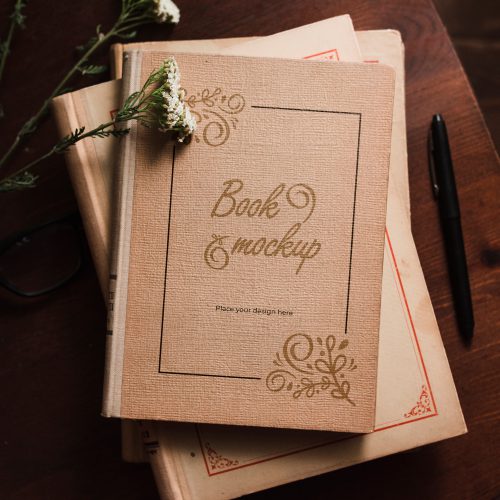موکاپ کتاب روی میز چوبی 9710 (Book mockup on wooden table)